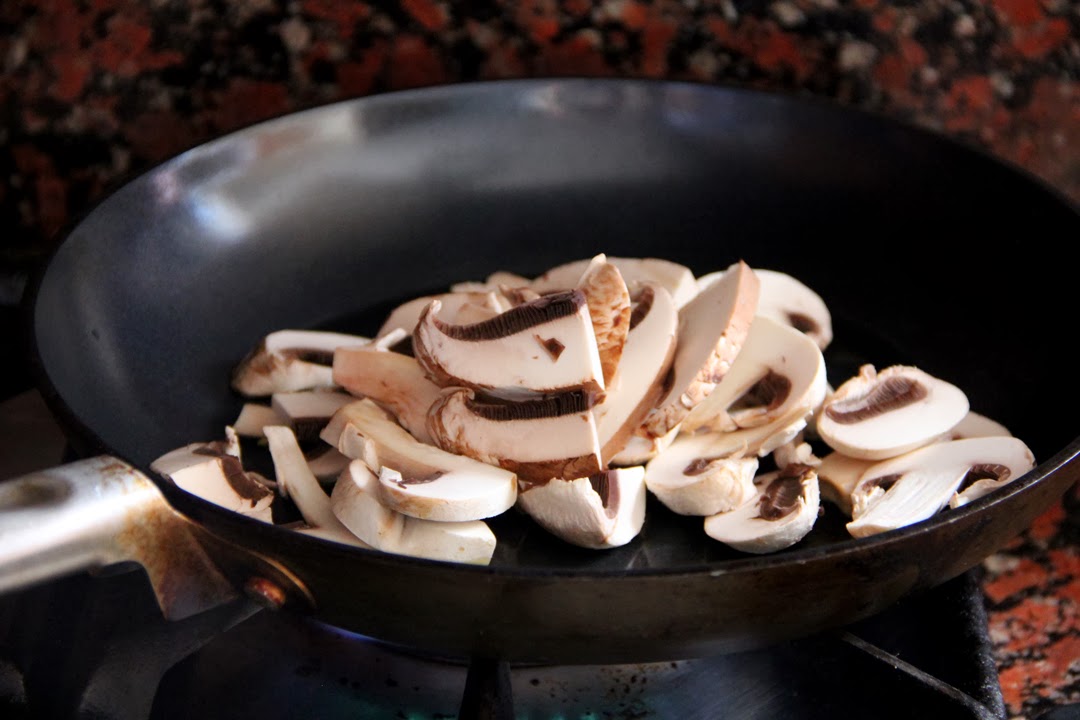 תחילת הבישול: הפטריות נכנסות למחבת חמה. צילום: קרן ביטון כהן