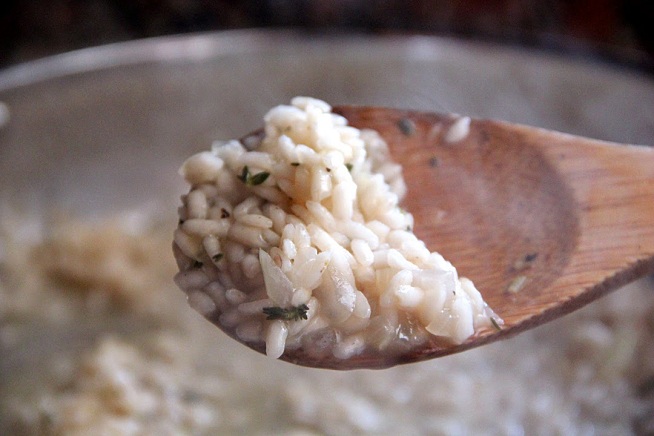 אורז לריזוטו שמבושל מראש - הגרגיר עדיין לבן ומעט קשה אבל רובו רך. צילום: קרן ביטון כהן