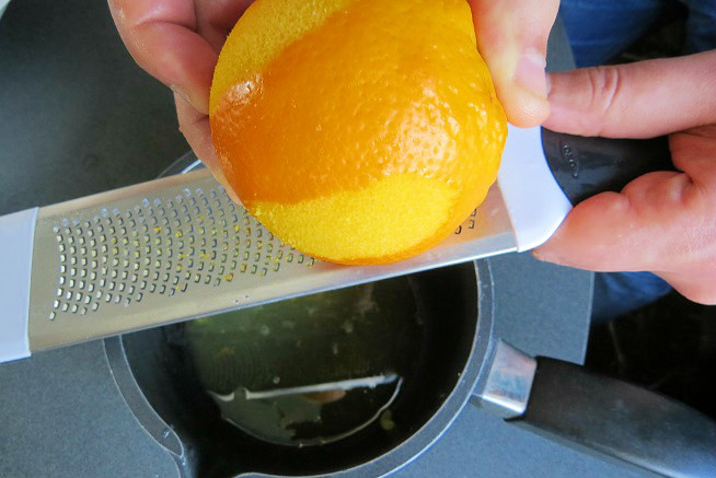 מגררים את התפוז (חצי מספיק). צילום: שרון היינריך