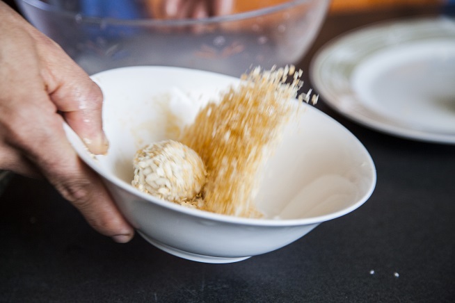 מנערים את כדורי האורז בקערת פירורית הלחם (ווווי!) צילום: אסף אמברם