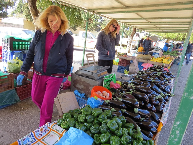 אגב ביוון לא קוראים לשוק "שוק איכרים" הוא פשוט שוק. 