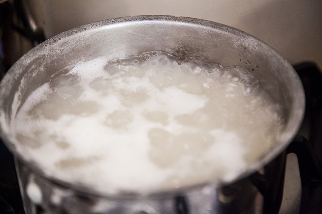 את האורז מבשלים במים רותחים, בדיוק כמו פסטה. צילום: אסף אמברם