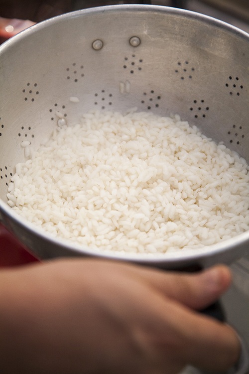 האורז אחרי הבישול: רך, אבל לא מדי. צילום: אסף אמברם