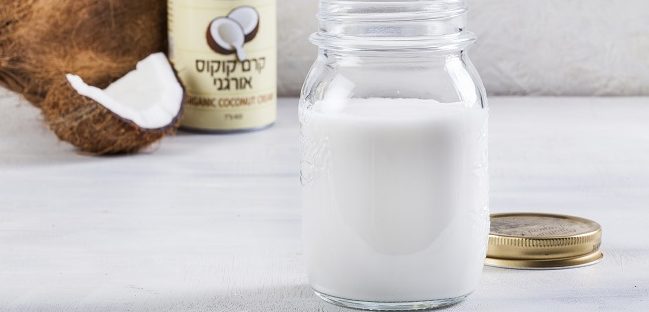 קרם קוקוס: 18% שומן, שני מרכיבים בלבד ובלי חומרים משמרים. צילום: אסף אמברם