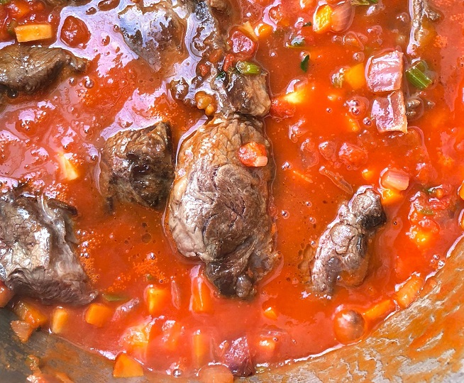תבשיל בשר ברוטב עגבניות