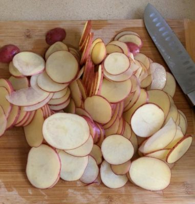 פרוסות דקות של תפוחי אדמה