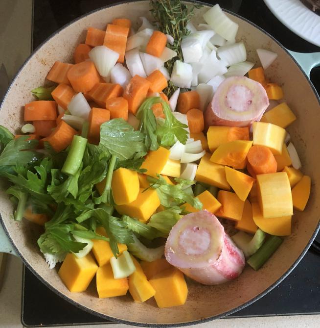 תבשיל קדירה בשרי עם ירקות שורש