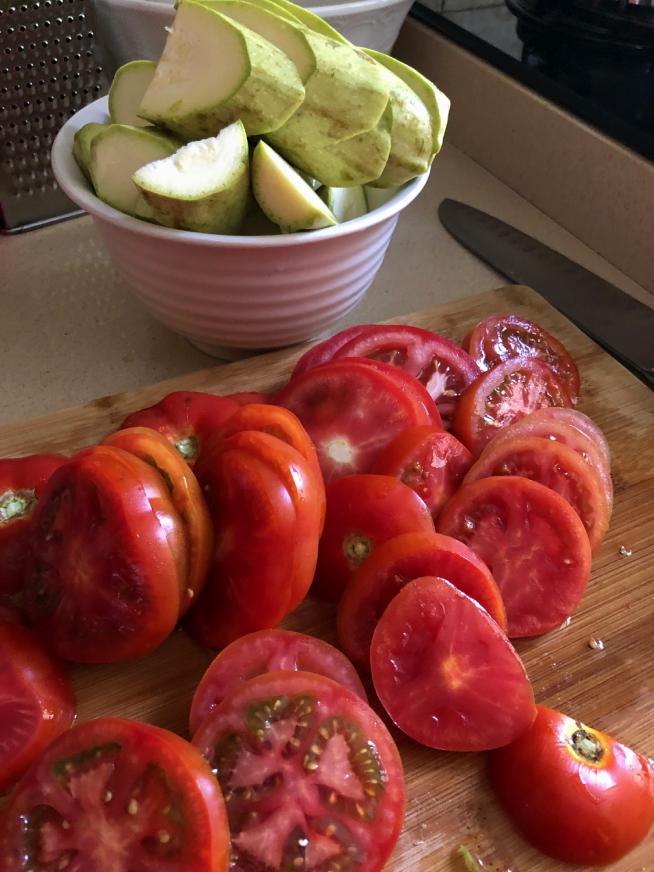 עגבניות לקישואים לפני האפייה בתנור